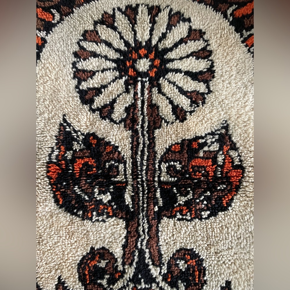 Vintage 60s/70s Rya Floral Design Latch & Hook Rug/Wall Tapestry - Picture 4 of 6